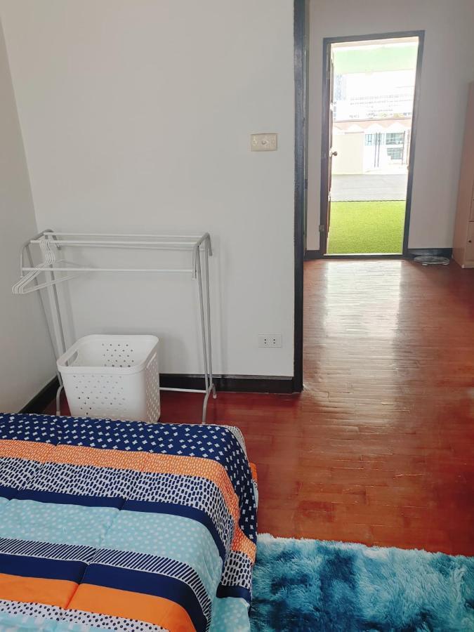 Kru Nat'S Bed & Breakfast W/ Private Rooms & Gym Bangkok Bagian luar foto