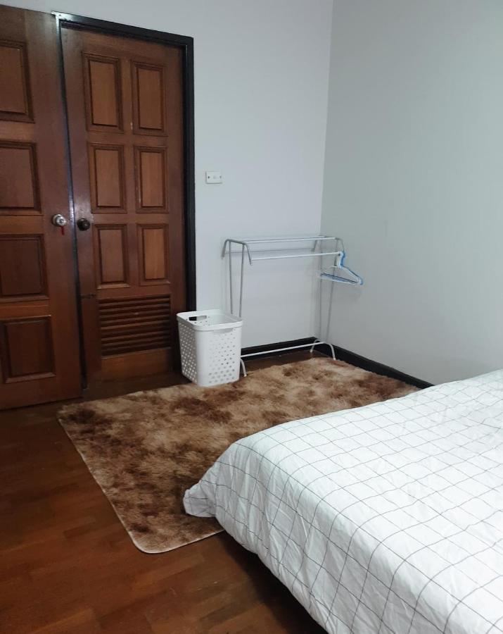 Kru Nat'S Bed & Breakfast W/ Private Rooms & Gym Bangkok Bagian luar foto